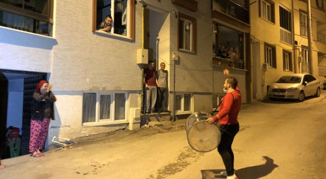 Bu davulcu çok farklı: Bülent Ersoy şarkılarıyla sahura uyandırıyor Bu davulcu çok farklı: Bülent Ersoy şarkılarıyla sahura uyandırıyor