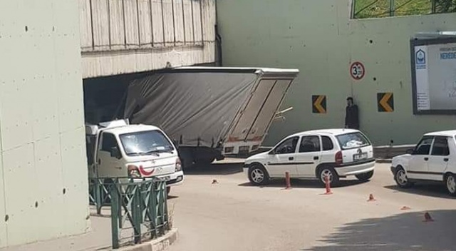 Bursa'da kamyonet tünelde sıkıştı Bursa'da kamyonet tünelde sıkıştı