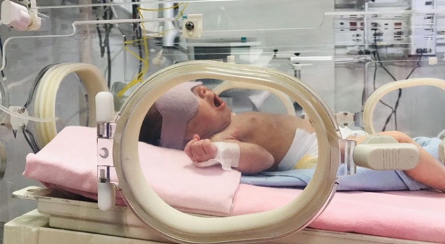 Çöpte bulunan bebek hayatta kalma savaşı veriyor