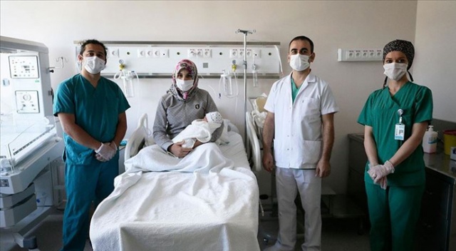 Covid-19’dan kurtulup yeni doğan bebeğini Anneler Günü’nde kucağına aldı