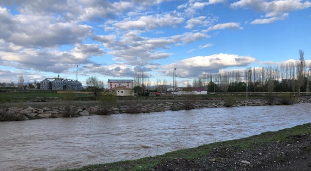 Dengesini kaybederek çaya düşen çocuk kayboldu
