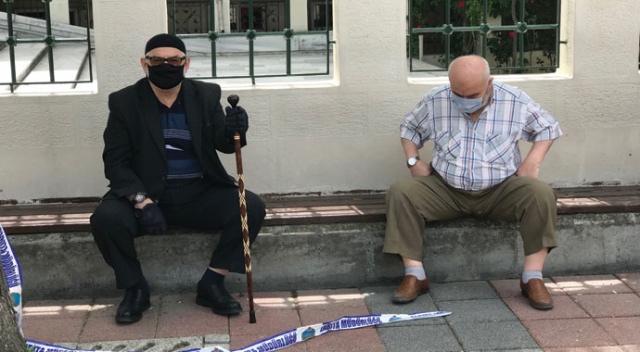 Dışarı çıkan yaşlı adam: “Allah’ın verdiği canı korona alamaz” Dışarı çıkan yaşlı adam: “Allah’ın verdiği canı korona alamaz”