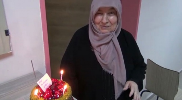 Doğum gününü ilk kez 75 yaşında karantina yurdunda kutladı