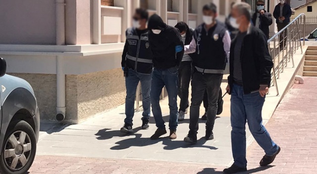 Duvarını deldikleri kuyumcudan 200 bin liralık altın çalan şüpheliler tutuklandı
