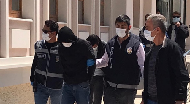 Duvarını deldikleri kuyumcudan 200 bin liralık altın çalan şüpheliler tutuklandı