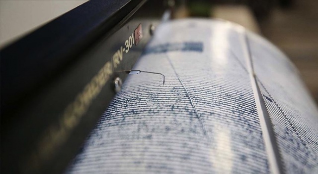 Endonezya'da 5,6 büyüklüğündeki deprem bazı binalarda hasara neden oldu Endonezya'da 5,6 büyüklüğündeki deprem bazı binalarda hasara neden oldu