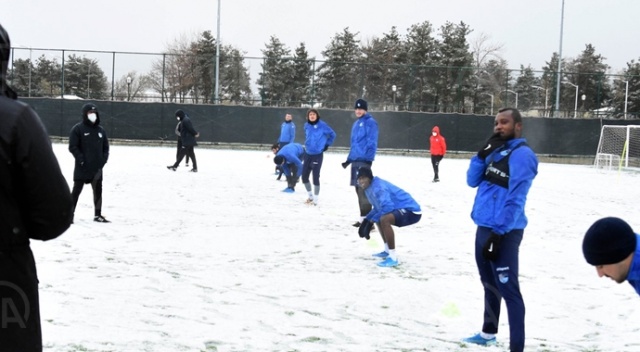 Erzurumspor, kar yağışı altında antrenmanlara başladı