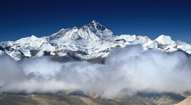 Everest'in yüksekliğini ölçecek Çin ekibi zirveye ulaştı