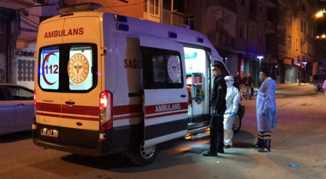 Evinden çıkan koronavirüs şüphelisini polis hastaneye götürdü Evinden çıkan koronavirüs şüphelisini polis hastaneye götürdü