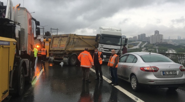 Eyüpsultan'da hafriyat kamyonu kontrolden çıktı