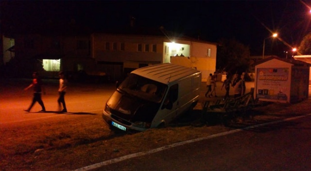 Freni çekilmeyen minibüs kanala düştü