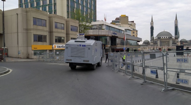 Giriş çıkkışları kapatılan Taksim'de yoğun güvenlik önlemi Giriş çıkkışları kapatılan Taksim'de yoğun güvenlik önlemi