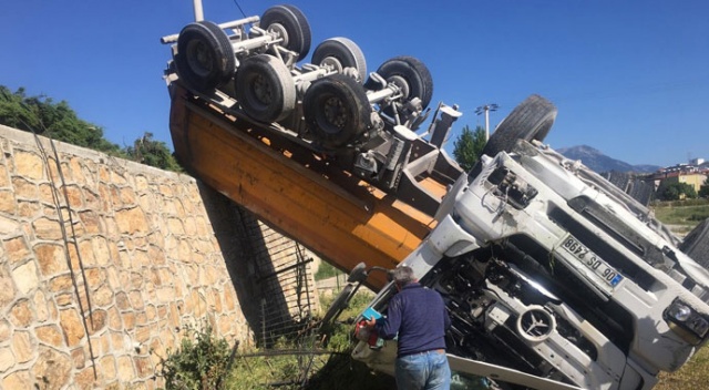 Hafriyat kamyonu duvarda asılı kaldı