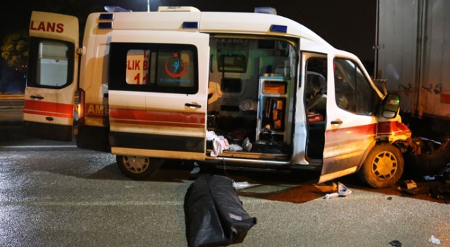 Hasta nakli yapan ambulans kaza yaptı: 1 ölü, 3 yaralı Hasta nakli yapan ambulans kaza yaptı: 1 ölü, 3 yaralı