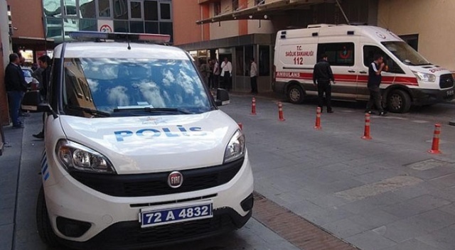 Hastanede yatarken refakatçi olan babasını öldürdü Hastanede yatarken refakatçi olan babasını öldürdü