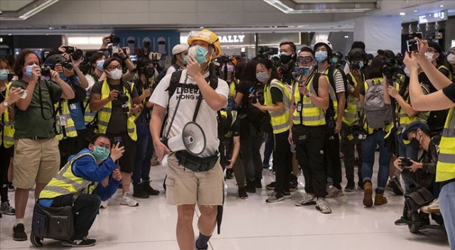 Hong Kong hükümeti alışveriş merkezlerinde protesto edildi