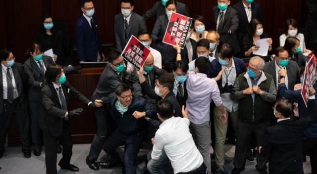 Hong Kong parlamentosu savaş alanına döndü