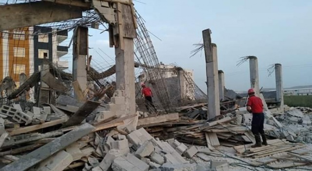 İnşaatta beton kalıp çöktü: 2 yaralı İnşaatta beton kalıp çöktü: 2 yaralı