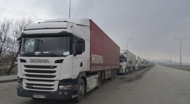 İran’dan Ağrı’ya girmek için bekleyen tırların ülkeye giriş sorunu çözüldü İran’dan Ağrı’ya girmek için bekleyen tırların ülkeye giriş sorunu çözüldü