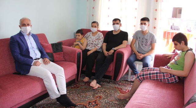 İşine son verilen belediye işçisi babaya iş, görme engelli çocuklarına eğitim desteği İşine son verilen belediye işçisi babaya iş, görme engelli çocuklarına eğitim desteği