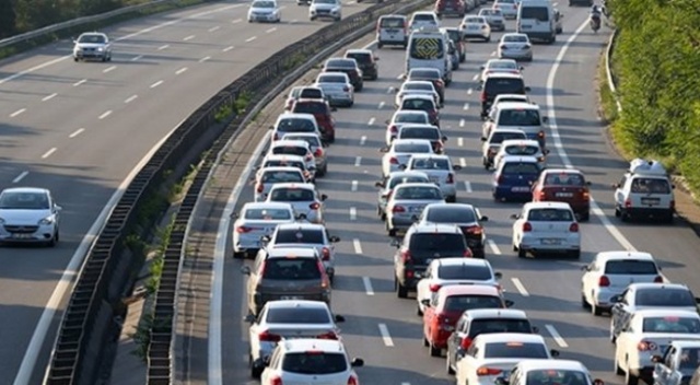 İstanbul'da bazı noktalarda trafik yoğunluğu yaşanıyor İstanbul'da bazı noktalarda trafik yoğunluğu yaşanıyor