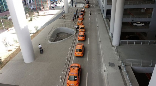 İstanbul Havalimanı taksicilerinden sağlık çalışanlarına ücretsiz hizmet