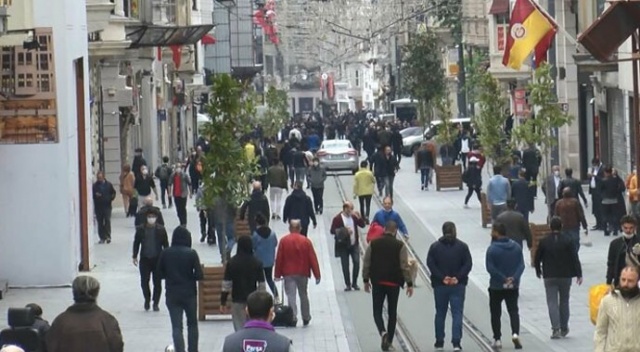 İstiklal Caddesinde dikkat çeken yoğunluk İstiklal Caddesinde dikkat çeken yoğunluk