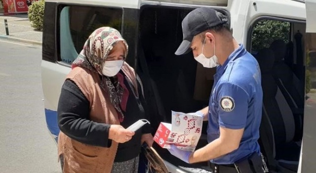 İzmir polisi yaşlılara refakat etti, sokakta maske dağıttı İzmir polisi yaşlılara refakat etti, sokakta maske dağıttı