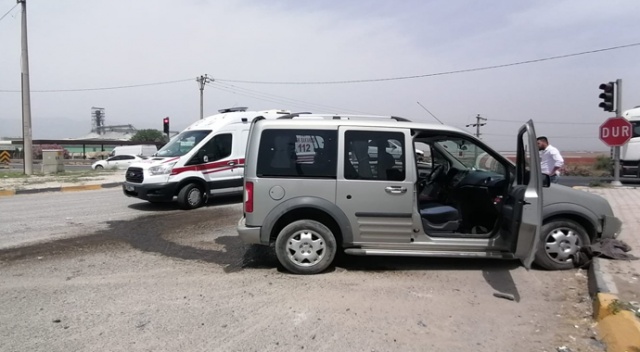 Kavşakta meydana gelen kazada 1&#039;i ağır 3 kişi yaralandı