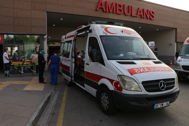Kayan motosikletten düşen kurye yaralandı