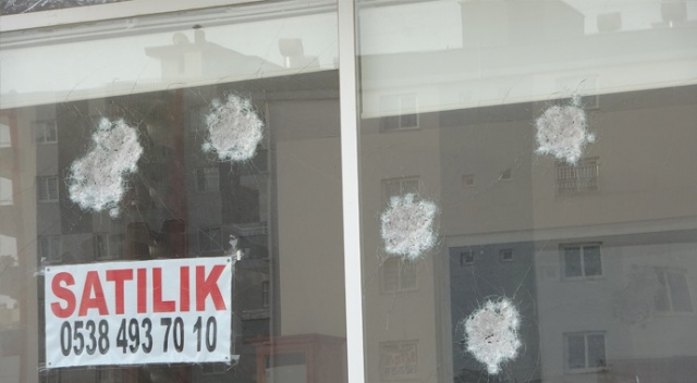 Kimselere aldırmadan elinde silahla iş yerine ateş açtı