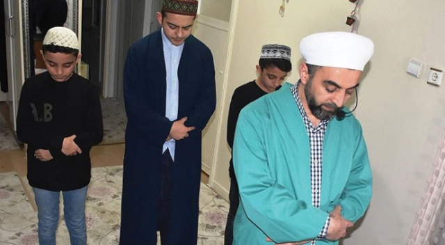 Kırıkkale'de din görevlisi kurduğu ses sistemiyle komşularına evlerinde teravih namazı kıldırıyor Kırıkkale'de din görevlisi kurduğu ses sistemiyle komşularına evlerinde teravih namazı kıldırıyor