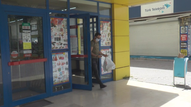 Kısıtlamanın 3. gününde vatandaşlar marketlerden alışveriş yaptı
