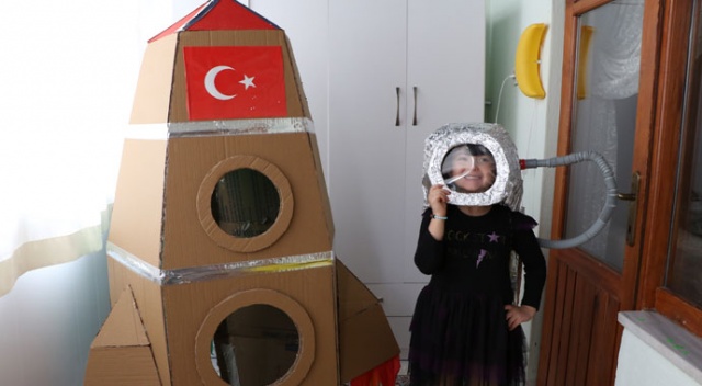 Kızı evde sıkılmasın diye balkonu uzay üssüne çevirdi Kızı evde sıkılmasın diye balkonu uzay üssüne çevirdi