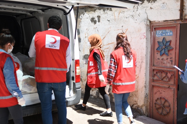 Kızılay'dan ihtiyaç sahiplerine ramazan kolisi