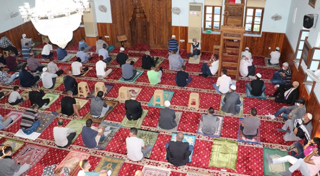 KKTC'de Ramazan Bayramı namazı sosyal mesafeye uygun kılındı