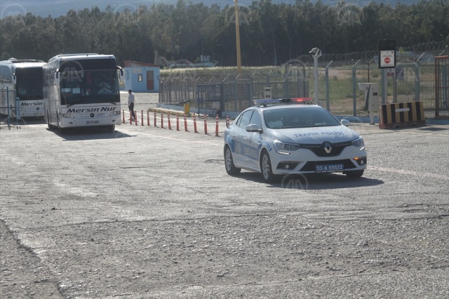 KKTC'deki 173 Türk vatandaşı Mersin'e getirildi KKTC'deki 173 Türk vatandaşı Mersin'e getirildi