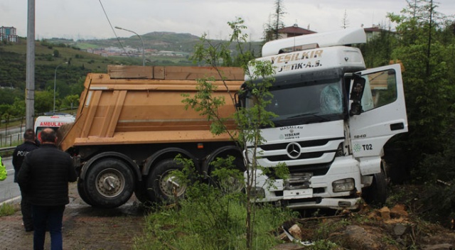 Kontrolden çıkan hafriyat kamyonu makaslayarak durabildi: 1 yaralı Kontrolden çıkan hafriyat kamyonu makaslayarak durabildi: 1 yaralı