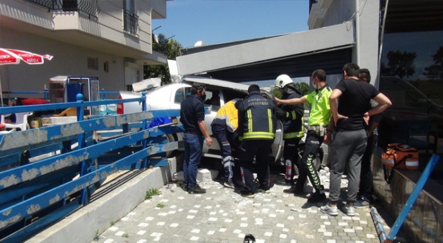 Kontrolden çıkan otomobil markete girdi, ortalık savaş alanına döndü: 3 yaralı Kontrolden çıkan otomobil markete girdi, ortalık savaş alanına döndü: 3 yaralı
