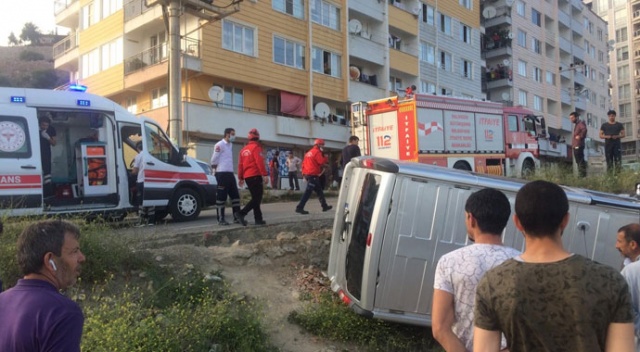 Kontrolünü kaybeden araç yol kenarına devrildi Kontrolünü kaybeden araç yol kenarına devrildi