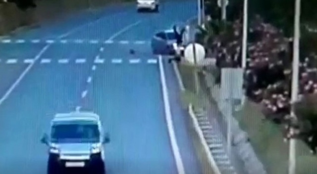 Korkunç kaza! Havada taklalar atıp metrelerce ileri uçtu Korkunç kaza! Havada taklalar atıp metrelerce ileri uçtu