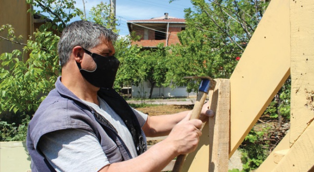 Koronavirüs nedeniyle parka götüremediği çocuklarının ısrarına dayanamadı elleriyle park yaptı