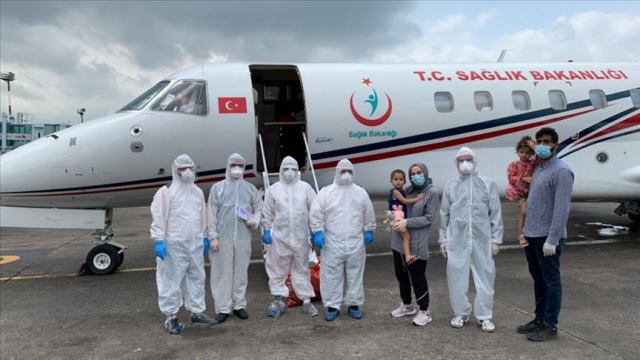 Koronavirüse yakalanan Türk vatandaşı kadın ve ailesi Bangladeş'ten yurda getirildi