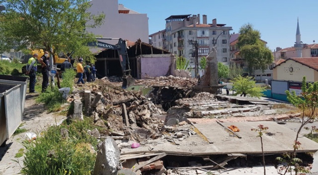 Mahsur kalan kediler için yıkım durduruldu