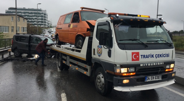 Maltepe'de minibüsle otomobil kafa kafaya çarpıştı: 2 yaralı