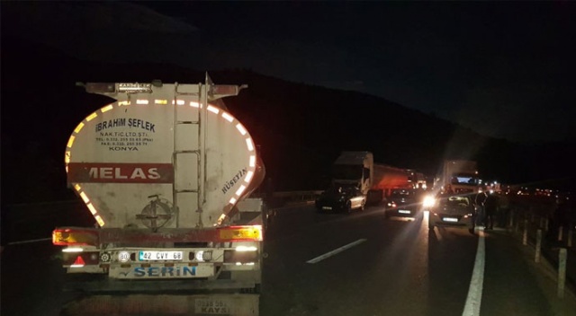Manisa'da freni patlayan tır karşı şeride geçti Manisa'da freni patlayan tır karşı şeride geçti