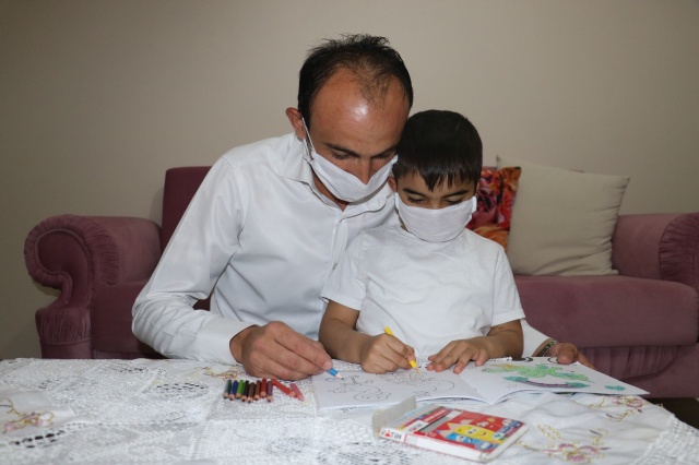 Oğlu ile birlikte virüsü yenen baba: &quot;Öğrenince dünya başıma yıkıldı&quot;