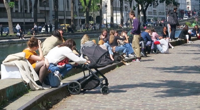 Paris sokakları salgına rağmen kalabalık