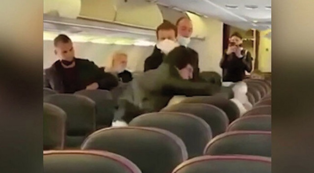 Rus yolcu uçağında sosyal mesafe kavgası
