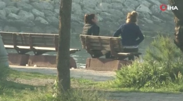 Sahilde spor yaptılar, banklara oturup sohbet ettiler Sahilde spor yaptılar, banklara oturup sohbet ettiler